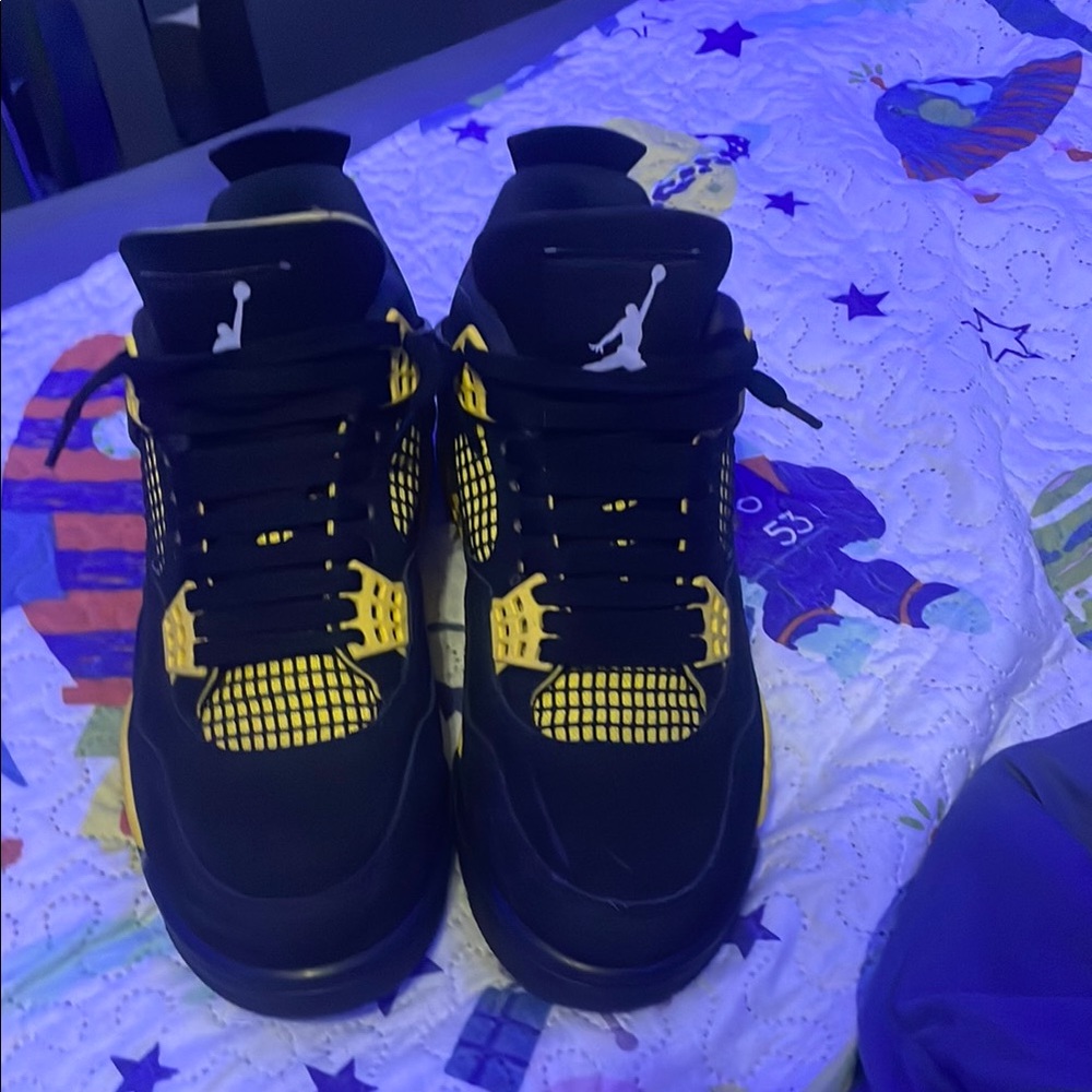 Jordan Black and Yellow Sneakers Sleek Athletic Design - Picture 3 of 6